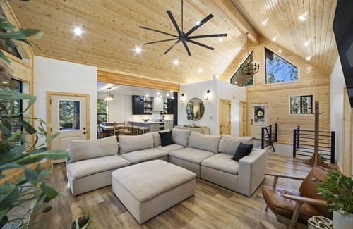 Duck Creek Village Cabin | 2 Lodges for Families, Friends & Weddings