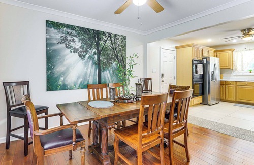 College Park House | 2 Mi to Airport: College Park Home w/Grill!