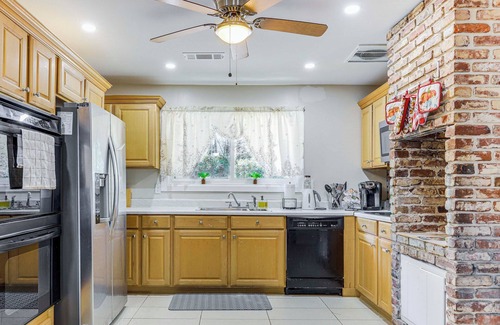 College Park House | 2 Mi to Airport: College Park Home w/Grill!