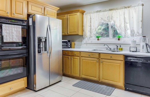 College Park House | 2 Mi to Airport: College Park Home w/Grill!