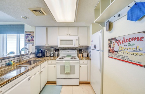 Crescent Beach Condo | 2 Mi to Barefoot Landing: Condo w/Beach Access!