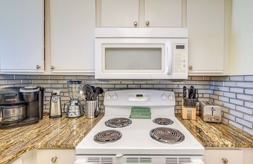 Crescent Beach Condo | 2 Mi to Barefoot Landing: Condo w/Beach Access!