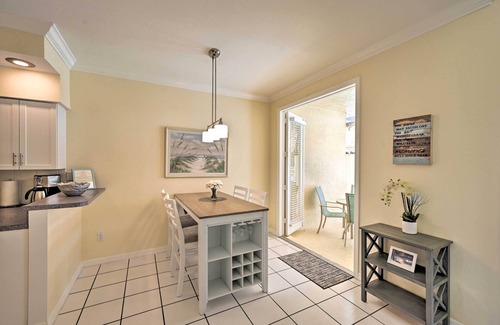 Caloosahatchee House | 2 Mi to Beach: Cape Coral Home w/Screened Pool