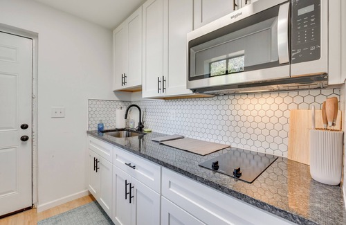Edgewood Apartment | 2 Mi to East Atlanta Village: Cozy Studio w/Porch