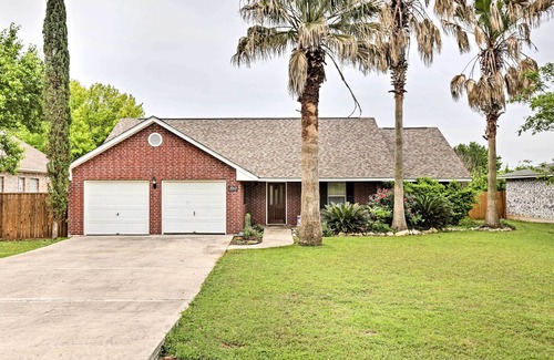 McQueeney Cottage | 2 Mi to Lake Mcqueeny: Gem w/Covered Patio