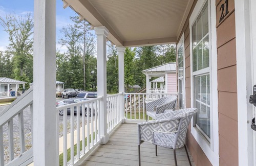 Starkville House | 2 Mi to MSU | Cozy Cottage w/Porch & Yard