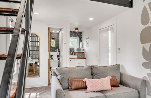 Starkville House | 2 Mi to MSU | Tiny Home w/Deck + Forest Views