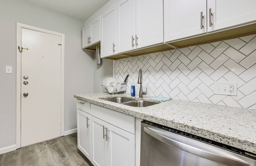 Houston Condo | 2 Mi to The Galleria: Uptown Houston Retreat!