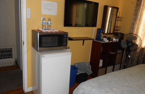 Sun Valley Bed & Breakfast | 2 Miles Burbank Airport & Amtrak, 6-7 Miles Universal City, 10 Miles Hollywood
