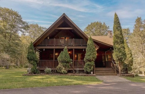 Bethel Cabin | 2 Miles from Bethel Woods! SUPER Secluded Luxury Cabin - HOT TUB !