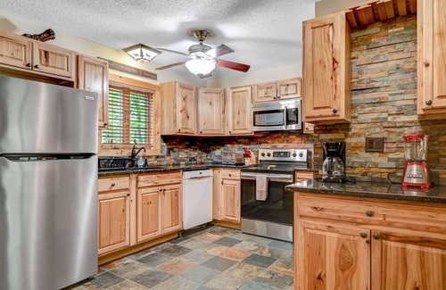 Village at Camelback House | "2 min from Camelbeach & Aquatopia Waterparks,Pool,Tennis,Paintball,Casino,Park"