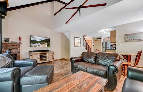 Village at Camelback House | "2 min from Camelbeach & Aquatopia Waterparks,Pool,Tennis,Paintball,Casino,Park"