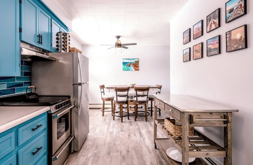 Beach Point House | 2 min to the beach. Family-sized house with vies of the water & kayaks,