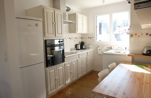 Avon House | 2 mins from the Château park gite Casableau Kidsfriendly family climber animaln