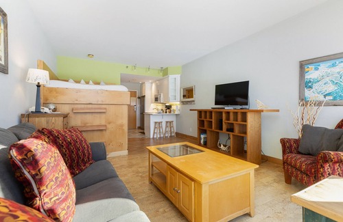 Mountain House Condo | 2 Minute Walk to the Lifts/Spacious Studio/Shared Hot Tub