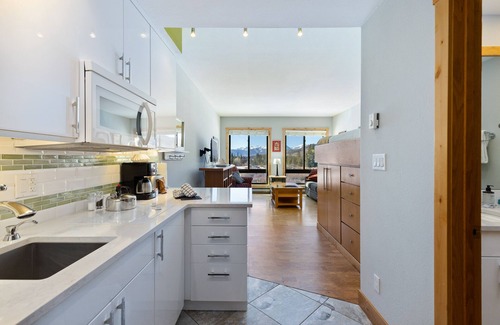 Mountain House Condo | 2 Minute Walk to the Lifts/Spacious Studio/Shared Hot Tub