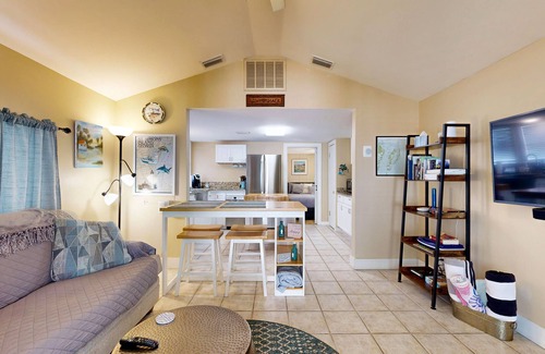 Saint Simons Island Cottage | 2 Minute Walk to Beach, Pet Friendly, Hot Tub, Convenient Private Parking