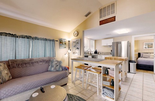 Saint Simons Island Cottage | 2 Minute Walk to Beach, Pet Friendly, Hot Tub, Convenient Private Parking