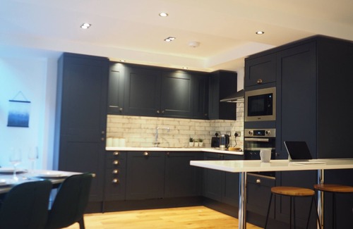 Nottingham City Centre Apartment | 2 Nottingham Modern Apartments- Sleeps 10 w/Castle View