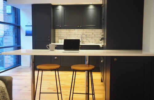 Nottingham City Centre Apartment | 2 Nottingham Modern Apartments- Sleeps 10 w/Castle View