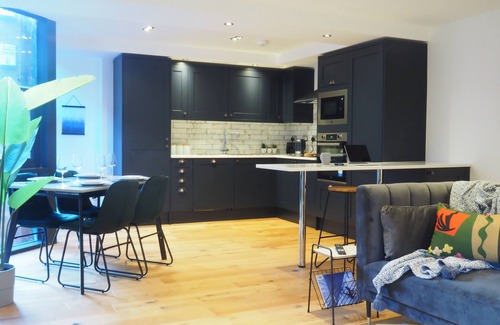 Nottingham City Centre Apartment | 2 Nottingham Modern Apartments- Sleeps 10 w/Castle View
