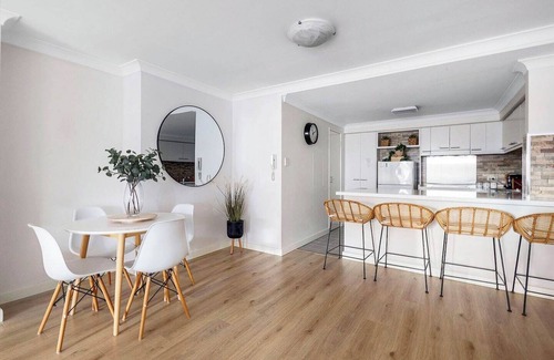 Perth Central Business District Apartment | 2 Paradise Pool +Parking HUGE 1BR CBD