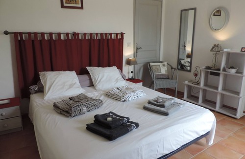 Cavaillon Other | 2-person rental, bedroom and summer kitchen, private parking, SWIMMING POOL