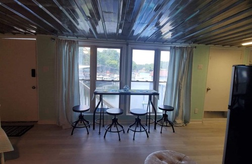 Muscle Shoals Apartment | #2 PET FRIENDLY! PONTOON/KAYAKS AVAILABLE! STUDIO CONDO CLOSE TO TOWN & MARINA!