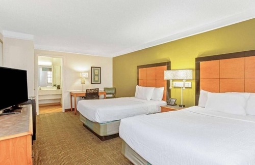 Orlando House | 2 Pet-Friendly Rooms | Free Breakfast & Parking | Pool | Close to Orlando Fun