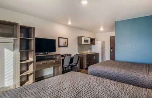 Lowell House | 2 Pet-Friendly Suites with Free Parking Near Crystal Bridges Museum