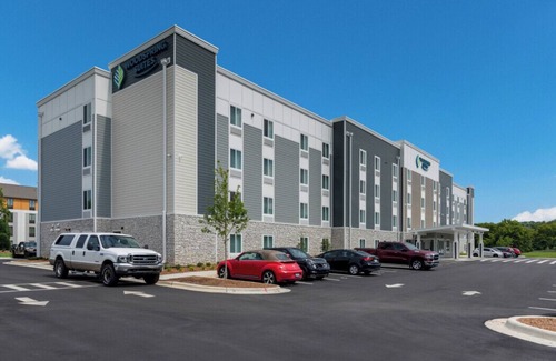 Lowell House | 2 Pet-Friendly Suites with Free Parking Near Crystal Bridges Museum