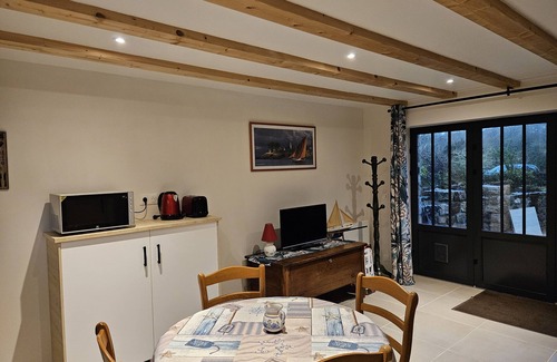 Crozon Apartment | 2 Pièces, Jardinet Sud, Calme, 1000 m Morgat
