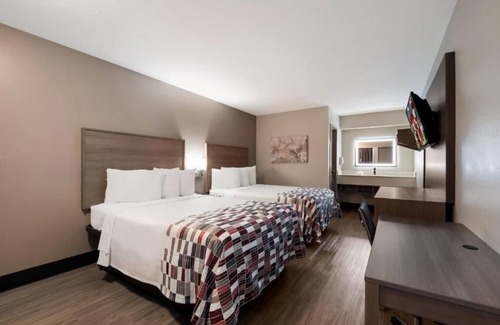 Twin Brook Hotel | 2 Renovated Rooms Perfect for Families, close to I-75 exit 5 & Restaurants