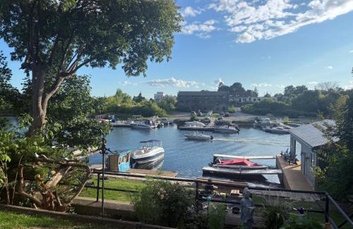 Gananoque Hotel | 2 Rivers Inn The Thousand Islands - LUXURY WATERFRONT WALKOUT