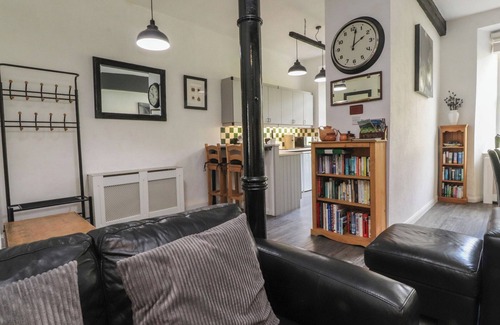 Airton Cottage | 2 RIVERSIDE WALK, family friendly, with a garden in Airton