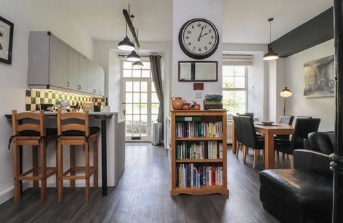 Airton Cottage | 2 RIVERSIDE WALK, family friendly, with a garden in Airton