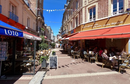 Trouville-sur-Mer Apartment | 2 rooms in the center, pedestrian street, 180m beach