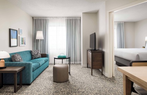 Thornhill Hotel | 2 Spacious Family Suites with Indoor Pool, Pet-Friendly and Free Breakfast