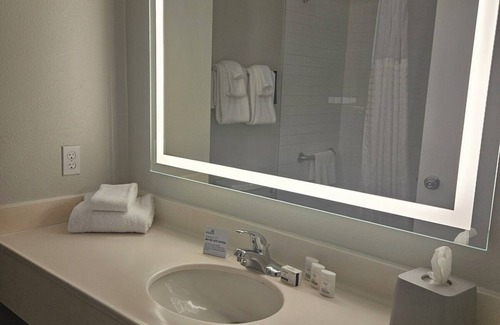 West Kissimmee Hotel | 2 Spacious Rooms Near Disney's Animal Kingdom – W/5 Pools & Free Shuttle