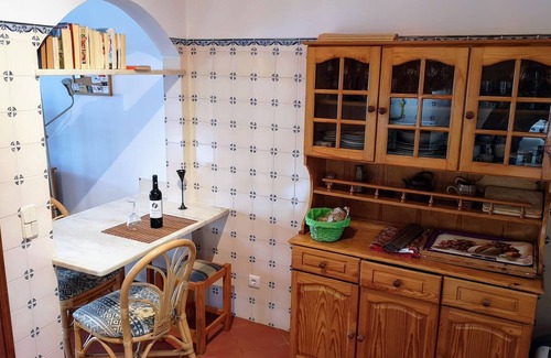Ferragudo House | 2-storey house with small garden and balcony