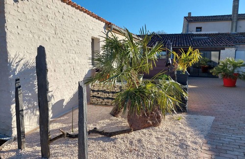 Aigrefeuille-d'Aunis Apartment | 2 studio gîtes with heated indoor pool 15 minutes from La Rochelle