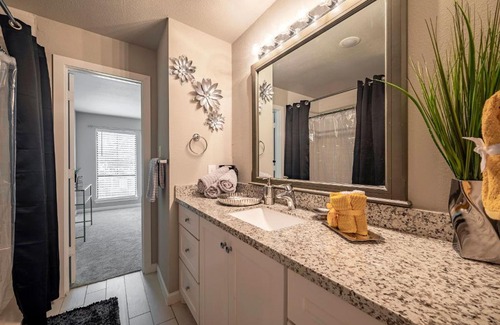 Spring Branch Central Apartment | 2 Stylish 3BR Galleria-Downtown Free Parking
