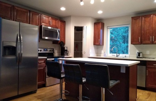 Renton House | ⁎ 2 Townhomes with Smart TV & Blackout Curtains