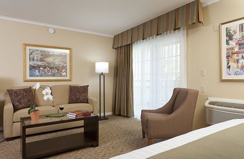 Barron Park Hotel | 2 Tranquil Unit with Heated Pool, Balcony & Free Breakfast in Palo Alto