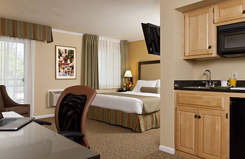Barron Park Hotel | 2 Tranquil Unit with Heated Pool, Balcony & Free Breakfast in Palo Alto