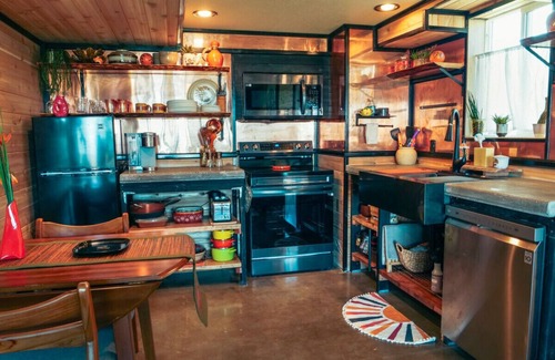 Sequim Cottage | #2 travel room · 2-Hot tub-Water view-Full kitchen-beach-1 bedroom