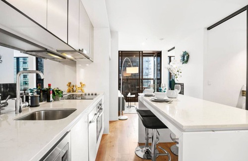 Docklands Apartment | 2 Units! Dual Building CBD Living, 1 Min to SkyBus