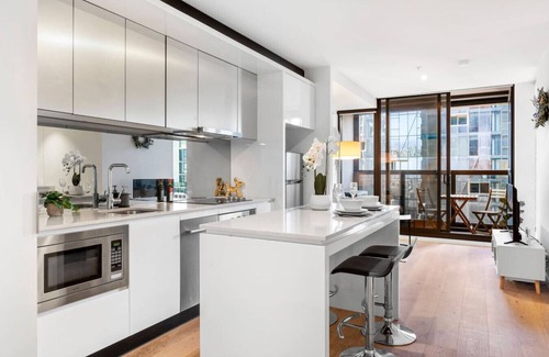 Docklands Apartment | 2 Units! Dual Building CBD Living, 1 Min to SkyBus
