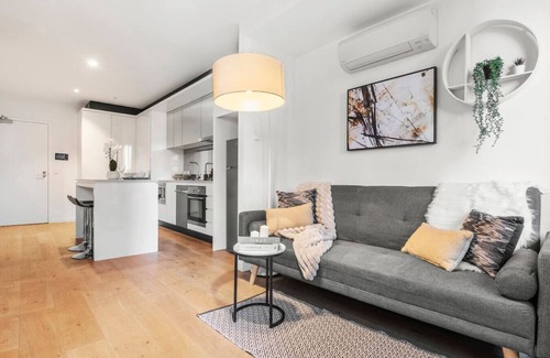 Docklands Apartment | 2 Units! Dual Building CBD Living, 1 Min to SkyBus