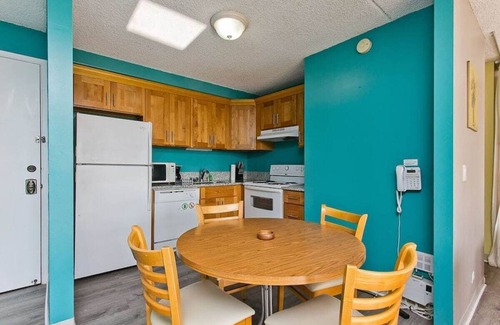Diamond Head - Kapahulu - St. Louis Condo | 2 Units in Honolulu - Walk to Waikiki Beach! Sleeps 8.